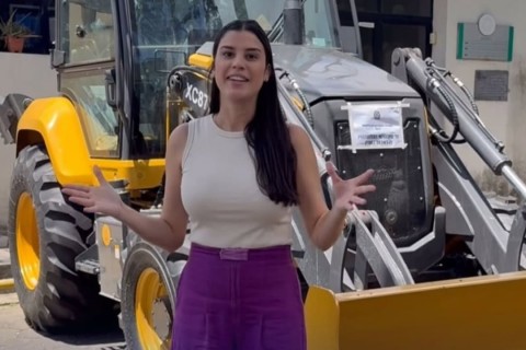 MANOELA PIMENTA ANUNCIA RETROESCAVADEIRA PARA PEDRA BRANCA