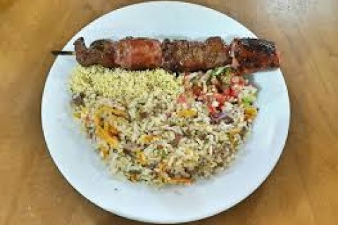 Golpe do espetinho com baião: cliente tenta enganar lanchonete em Quixeramobim e vai parar na delegacia