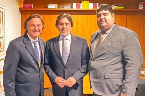 Eunício Oliveira recebe prefeito de Quixeramobim para discutir projetos em benefício do município