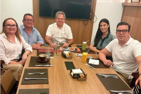 Em Pedra Branca, o ex-prefeito Matheus Góis e a prefeita Ivoneth Braga participaram de uma reunião no gabinete do deputado Osmar Baquit