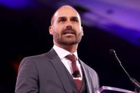 Moraes autoriza Eduardo Bolsonaro a responder por escrito e também manda Jair Bolsonaro ser ouvido em inquérito